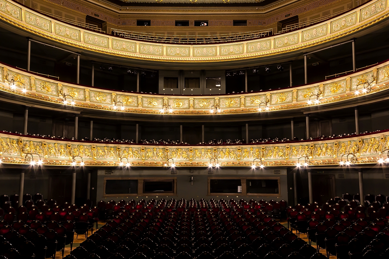 Operas Lielā zāle ar zelta balkoniem